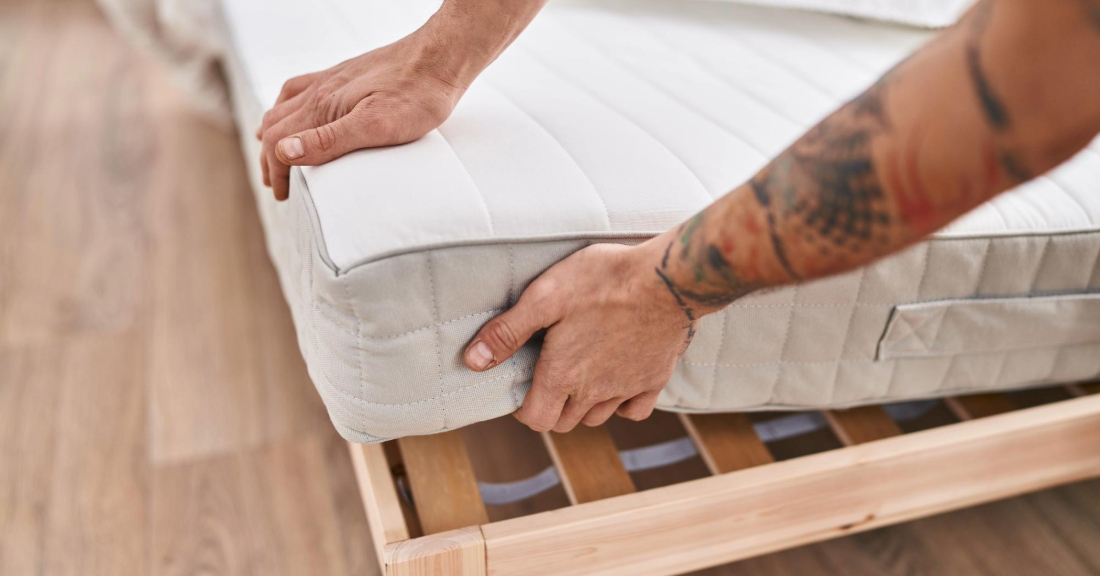 Illustration of memory foam and hybrid mattresses side by side, showing sleep posture benefits and comfort differences for different sleeping styles.